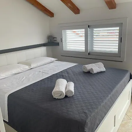 Garibaldi Suites & *